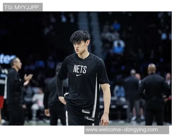 曾凡博全力以赴抢断狄龙皮球倒地争抢引发犯规争议