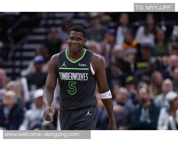 爱德华兹精准传球助攻戈贝尔轻松扣篮破包夹防守